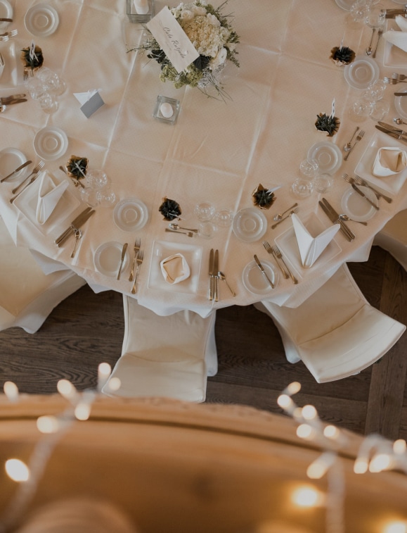 Vogelperspektive: gedeckter Tisch für Feiern im Hotel Rössle Rechenberg